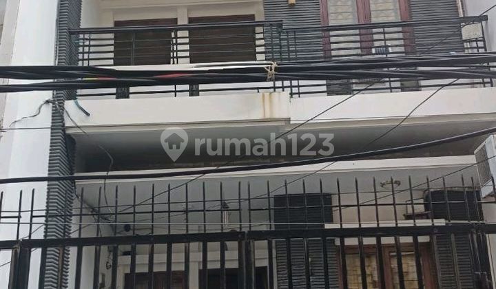 Di Sewa Rumah 3 Lantai di Grogol, Dekat Pusat Kuliner 1