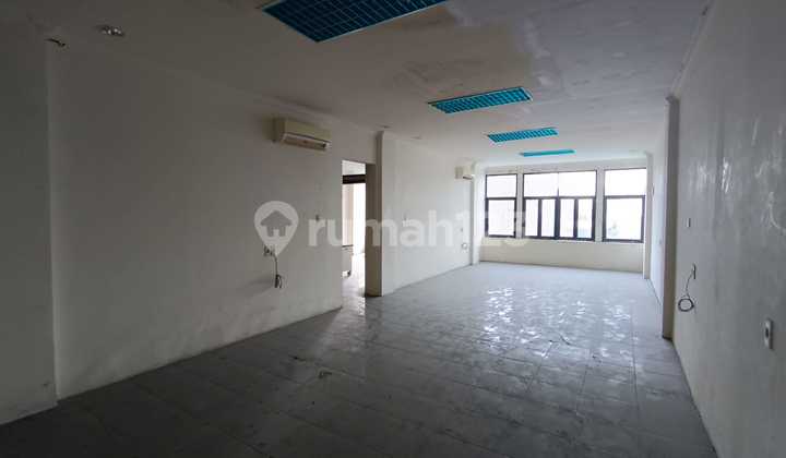 For Rent: 4.5-Story Terraced Shop House in Sunter, Suitable for Warehouse / Office, Container Access Available