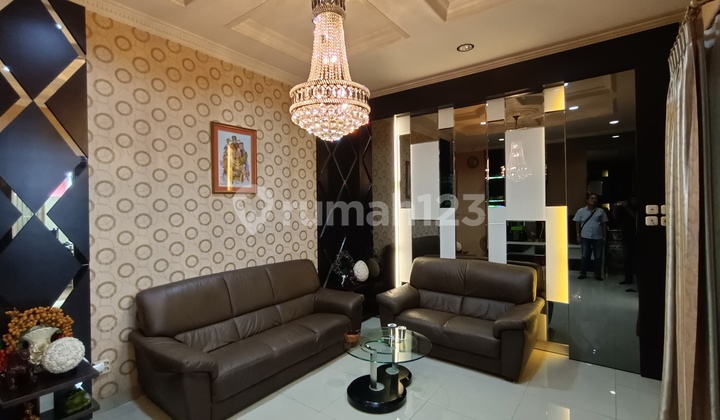 Di Jual Cepat Rumah 3 Lantai di Tomang, Modern Minimalis Siap Huni