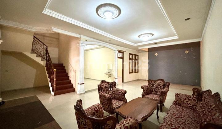 Di Jual Rumah 3 Lantai di Tebet, Lokasi Premium Jalan Lebar