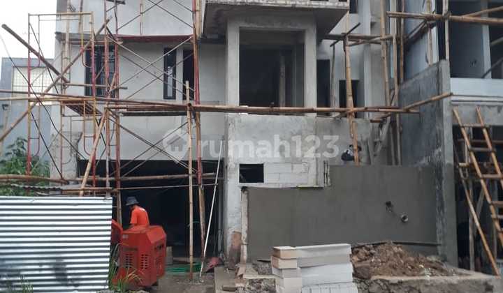 Premium New House with Private Pool & Rooftop, Lippo Cikarang