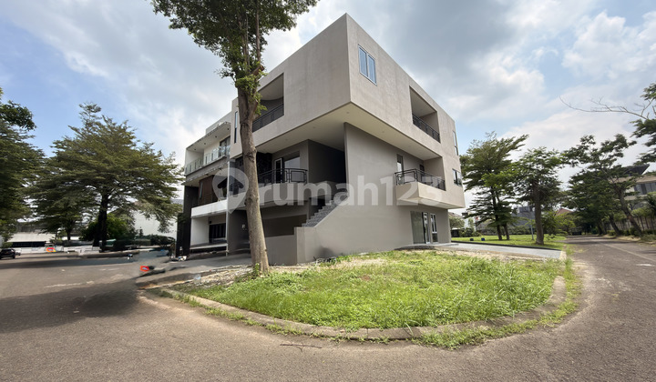 Luxury 3-Storey House, Independent Building, Scenic Environment, in Alam Sutera