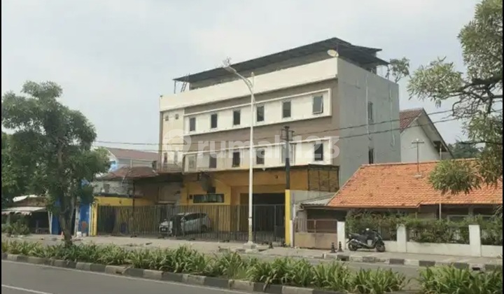 Dijual Rumah Kost + Tempat Usaha Strategis Hadap Jalan Raya Kebon Jeruk 