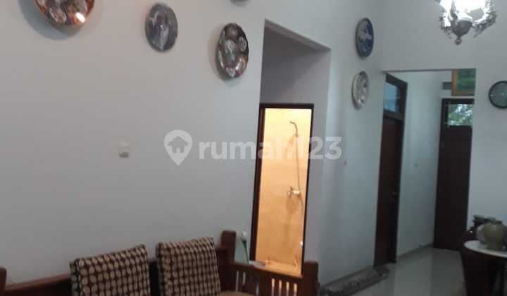 ruang keluarga rumah di grand cimandala residence