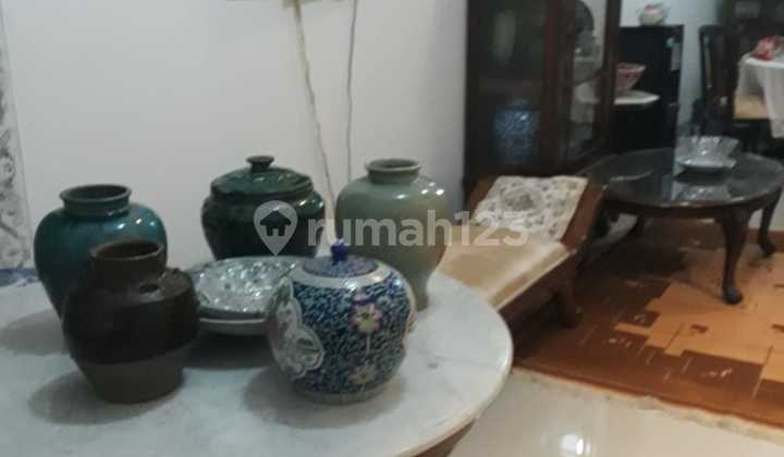 ruang keluarga rumah di grand cimandala residence
