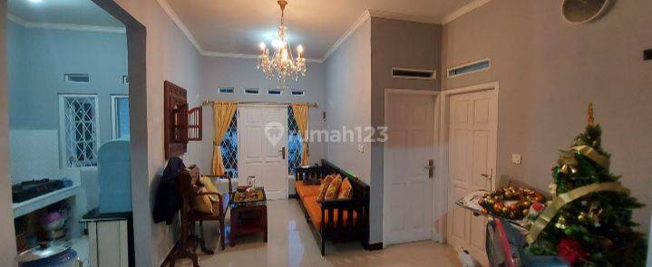 ruang tamu rumah siap huni di ciomas