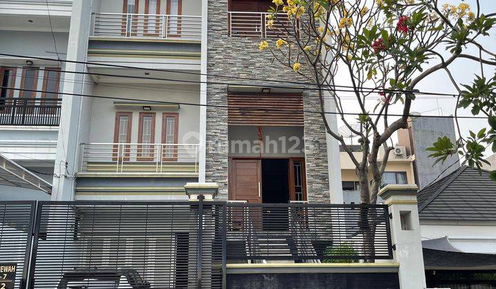 Rumah 3 Lantai Furnish SHM Luas 207m Bagus Siap Huni 2