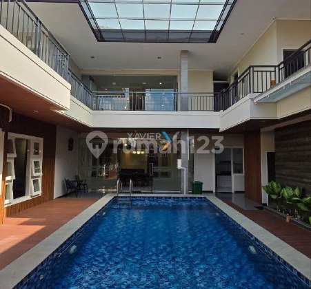 I51 Rumah Premium Full Furnished dengan Private Pool di Istana Dieng, Malang 2