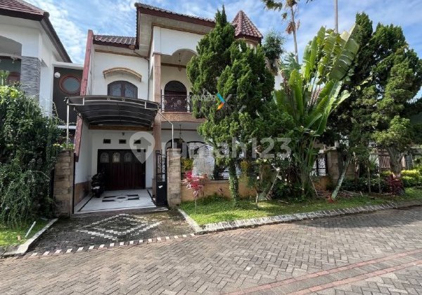 g031 For Sale or Rent Luxury House at Istana Dieng Malang