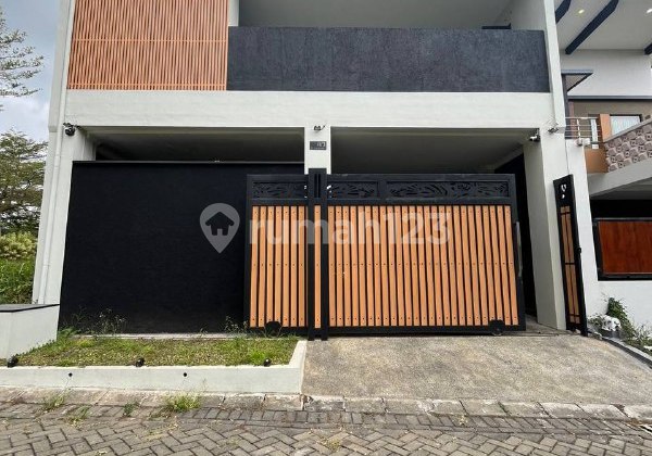 j031  Drastic Price Drop! Luxury House with Free Rooftop 2