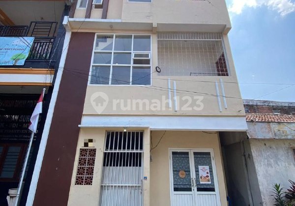 J099 Rumah Kost 3 Lt+ Furnish dan Full Penghuni , Free Cuan Poll