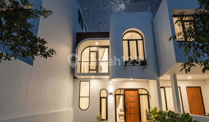 j036 Villa 3 Lantai Bangunan Baru Dekat Area Wisata Batu