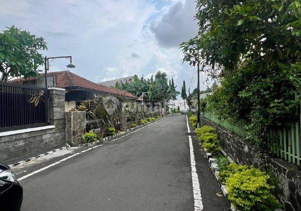 Z001 Rumah Klasik Lokasi Strategis di Jalan Bunga-Bunga,  Kota Malang 2