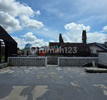 j012 Dijual Cepat ! Rumah Usaha + Cafe Aktif Parkiran Luas 
