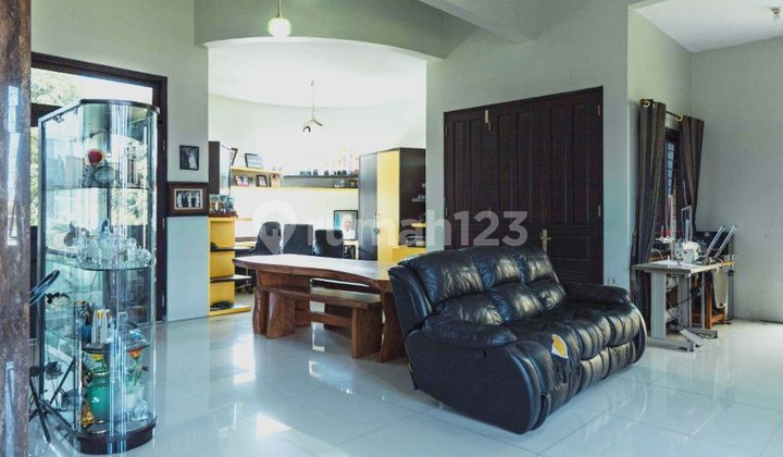 H111 Rumah Premium Dijual Semi Furnish Langsung Siap Huni 2