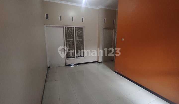 ruang keluarga rumah minimalis, bebas banjir, shm
