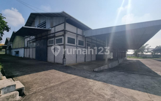 Strategic Warehouse Ready for Use, Suitable for Business in Bergas. 2