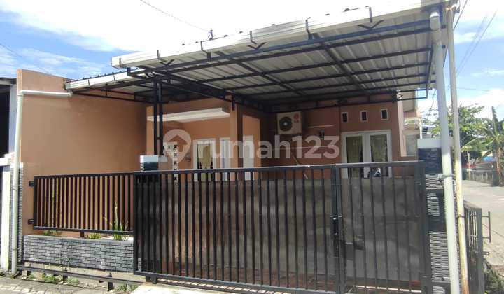 tampak depan rumah minimalis, bebas banjir, shm