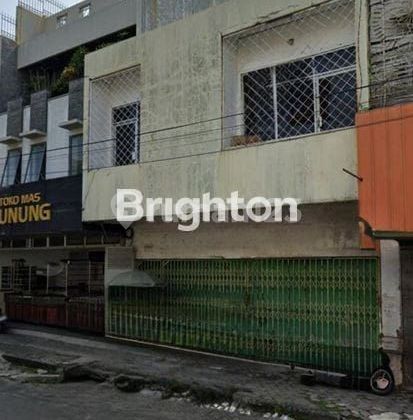 Strategic RUKO in the city center, bustling area on Radjiman Street near Klewer Market.