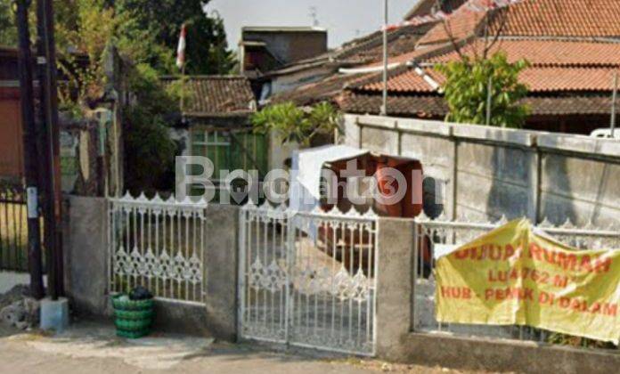 RUMAH PINGGIR JALAN BESAR DI DAERAH BELAKANG KERATON MANGKUNEGARAN SOLO 1