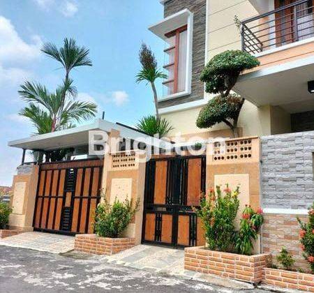 RUMAH MEWAH 2 LANTAI DENGAN BALKON & PAGAR TEMBOK DI COLOMADU 1