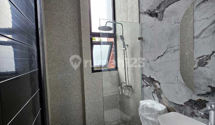 Rumah Baru 2 Lantai Full, 5 Kamar Tidur di Alam Sutera 8