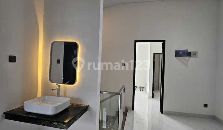 Rumah Baru 2 Lantai Full, 5 Kamar Tidur di Alam Sutera 3