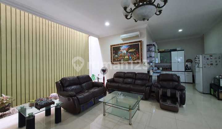 Rumah Cakep 2 Lantai Semi Furnished di Puri Indah Jakbar