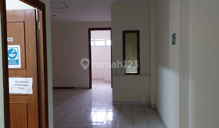 Disewakan Ruko 4 lantai bagus dan parkir luas  8