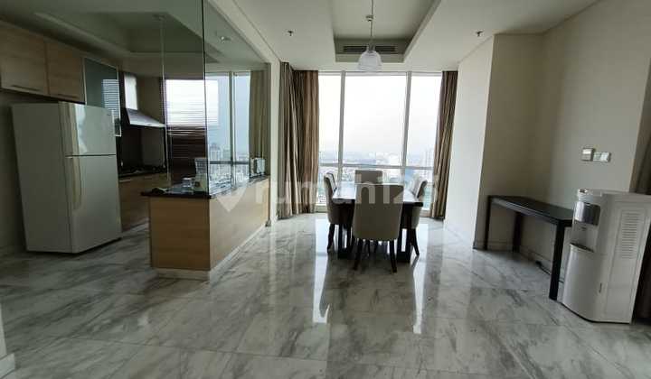 Nice and Spacious 3BR Apt with Strategic Location At The Peak Apt 2