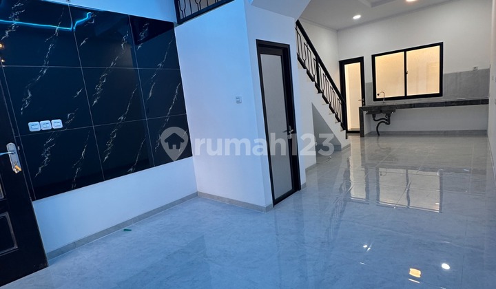 New House with Modern Minimalist Design in a Strategic Location 2