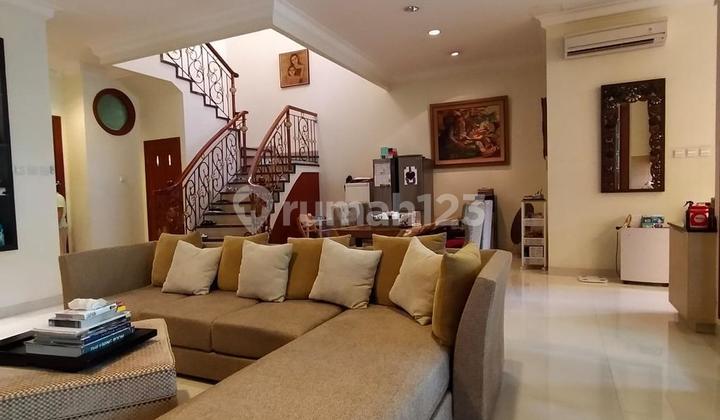 Rumah Berlokasi Strategis Dgn Akses Mudah di Jl Sekolah Kemang Selatan