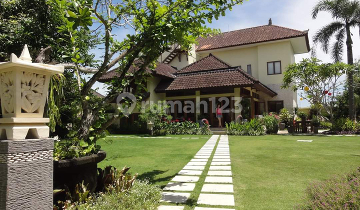 Rare Opportunity Vill With Rice Paddy View In Berawa  Shm - Sertifikat Hak Milik Butuh Renovasi di Berawa , Canggu