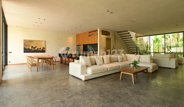 Stunning Modern 4-bedroom Villa In Pererenan / Tiying Tutul