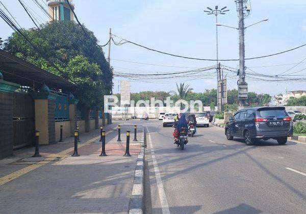 Tanah kosong di pinggir jalan raya Pluit Jakarta Utara 1