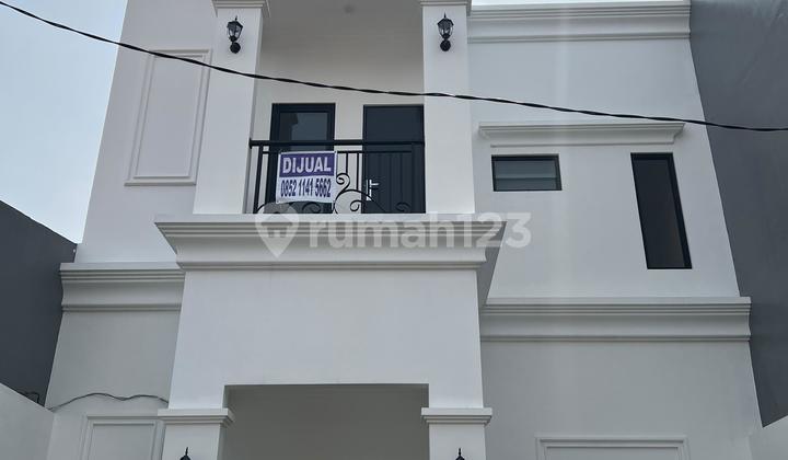 Dijual Rumah American Classic di Bulevar Harapan Indah (018) 2