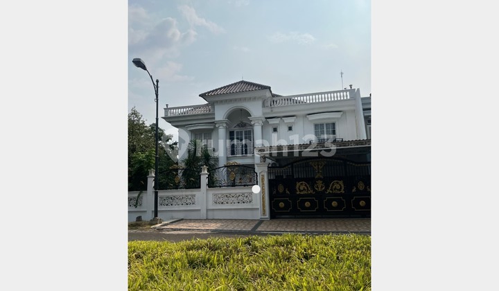 For Sale Luxurious 427M² Corner House in Royal Residence Cakung - Spacious, Comfortable & Strategic! 027