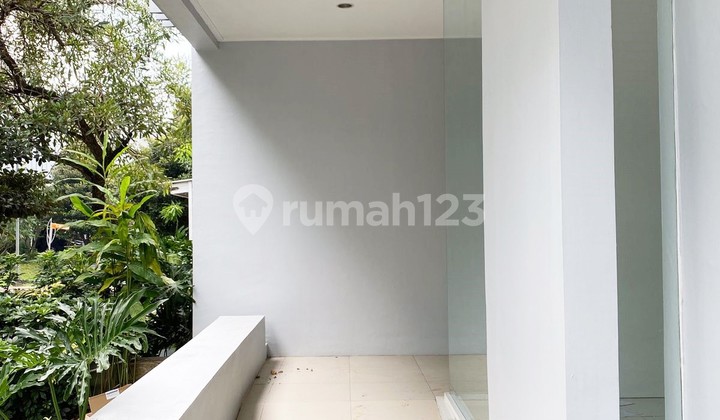 Sewa Rumah 2 Lantai Bagus Semi Furnished SHM di Discovery Eola 2