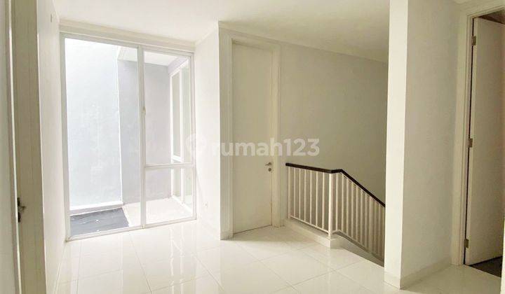 Sewa Rumah 2 Lantai Bagus Semi Furnished SHM di Discovery Eola 6