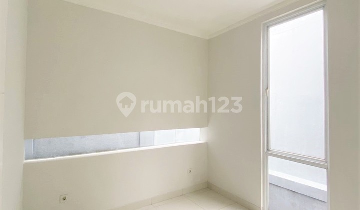 Sewa Rumah 2 Lantai Bagus Semi Furnished SHM di Discovery Eola 9