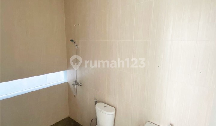 Sewa Rumah 2 Lantai Bagus Semi Furnished SHM di Discovery Eola 12