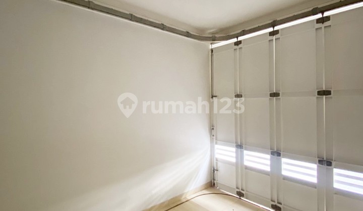 Sewa Rumah 2 Lantai Bagus Semi Furnished SHM di Discovery Eola 14
