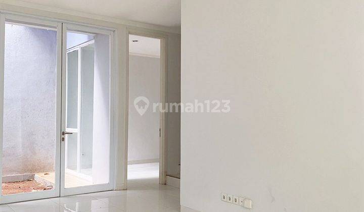 Sewa Rumah 2 Lantai Bagus Semi Furnished SHM di Discovery Eola 17