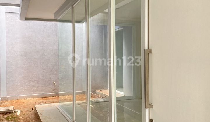 Sewa Rumah 2 Lantai Bagus Semi Furnished SHM di Discovery Eola 18