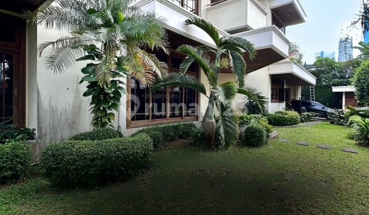 Rumah 2 Lantai dengan Halaman Luas di Patra Kuningan