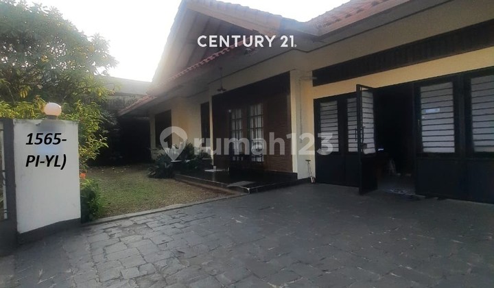 Rumah Lama dengan Tanah Luas Dalam Kompleks Bintaro Sektor 1