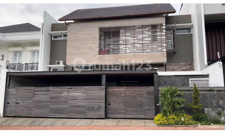 Disewakan Rumah Mewah dengan Kolam Renang Lokasi Premium Setraduta Bandung