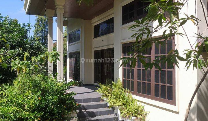 For rent a magnificent house and spacious yard in the center of Renon, near Sanur, Plaza Renon, Civic Center, Consulate Building. Ideal for clinics, doctor's practices & pharmacies, restaurants, educational institutions or offices that need large spaces 1