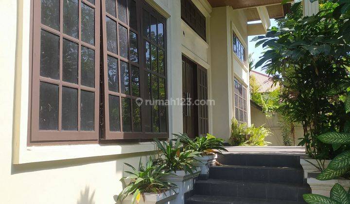 For rent a magnificent house and spacious yard in the center of Renon, near Sanur, Plaza Renon, Civic Center, Consulate Building. Ideal for clinics, doctor's practices & pharmacies, restaurants, educational institutions or offices that need large spaces 2