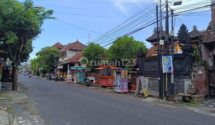 Land for sale with house bonus on the main route of Dalung Permai housing complex near Canggu, North Kuta, Bali  2